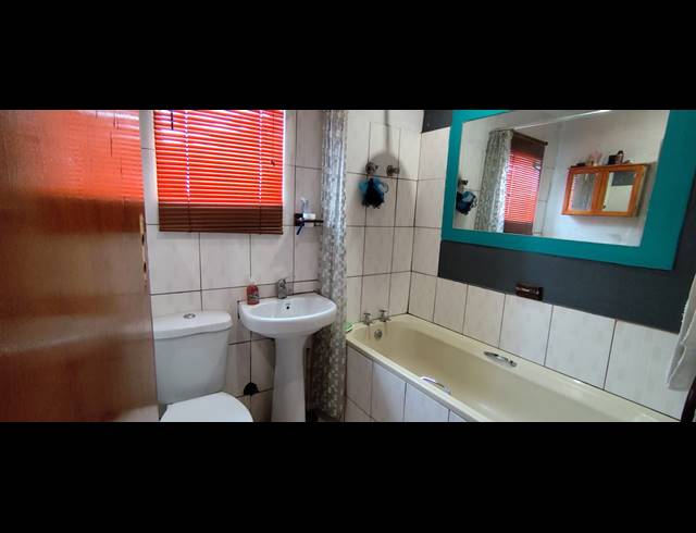 2 BEDROOM FREEHOLD FOR SALE IN MANENBERG